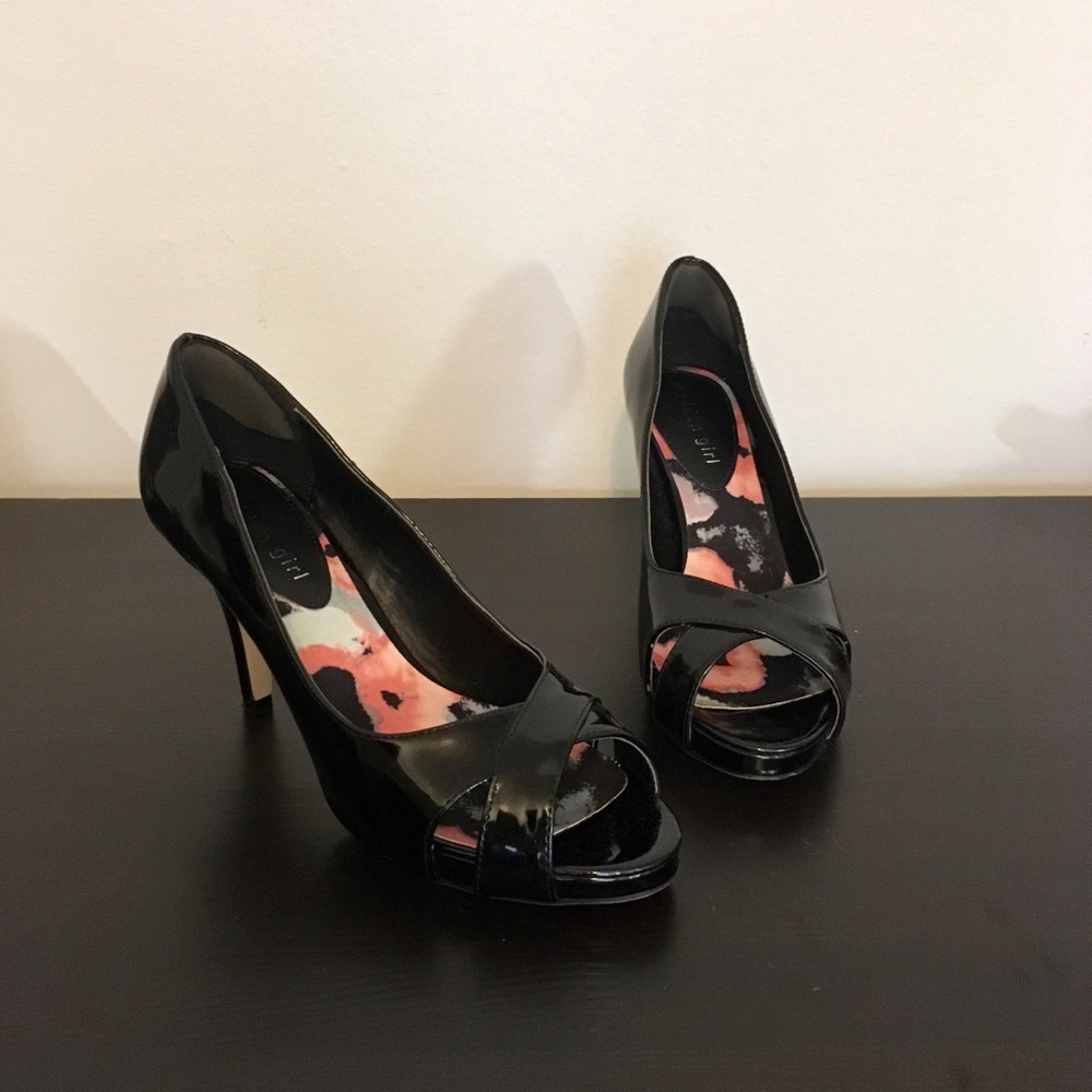 EUC! Madden Girl Black Patent Peep-Toe Pumps
